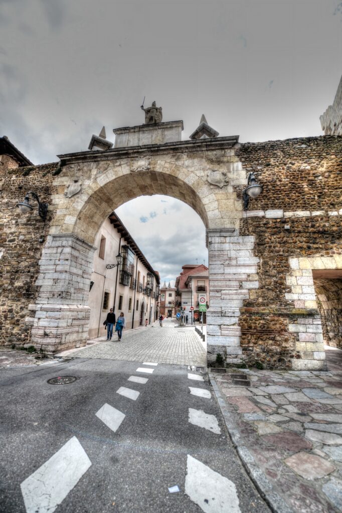 Vista del arco de la cárcel desde el exterior