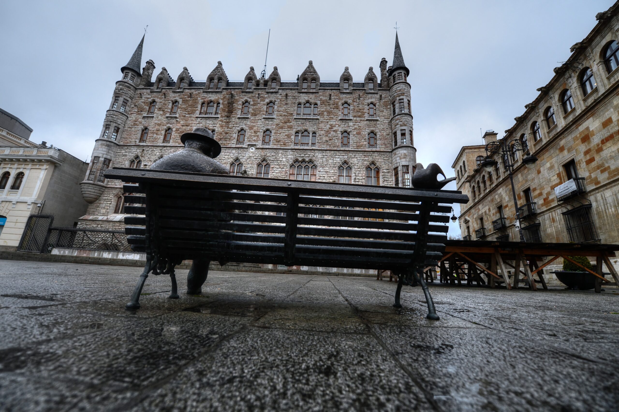 Botines desde la escultura homenaje a Gaudi