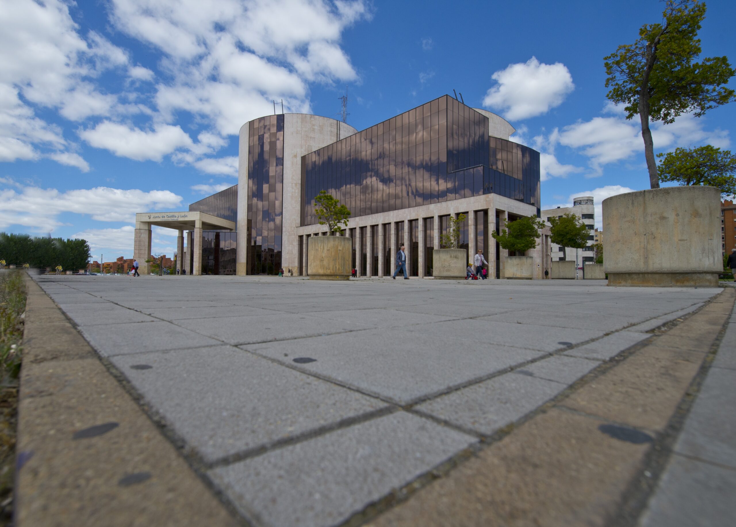 Explanada del edificio de la Junta de Castilla y León