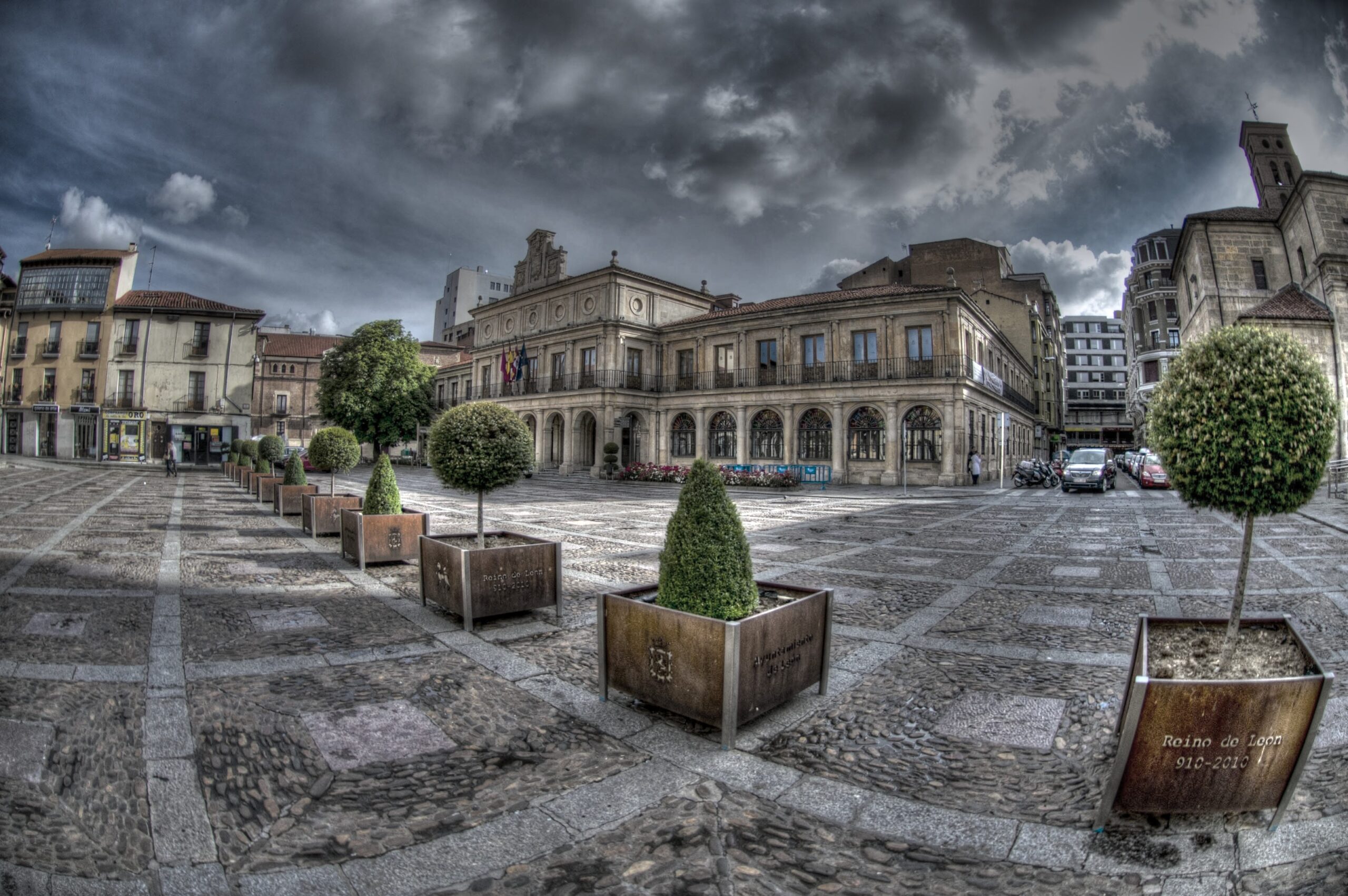 Ayuntamiento de León de la plaza de las Palomas desde las jardineras