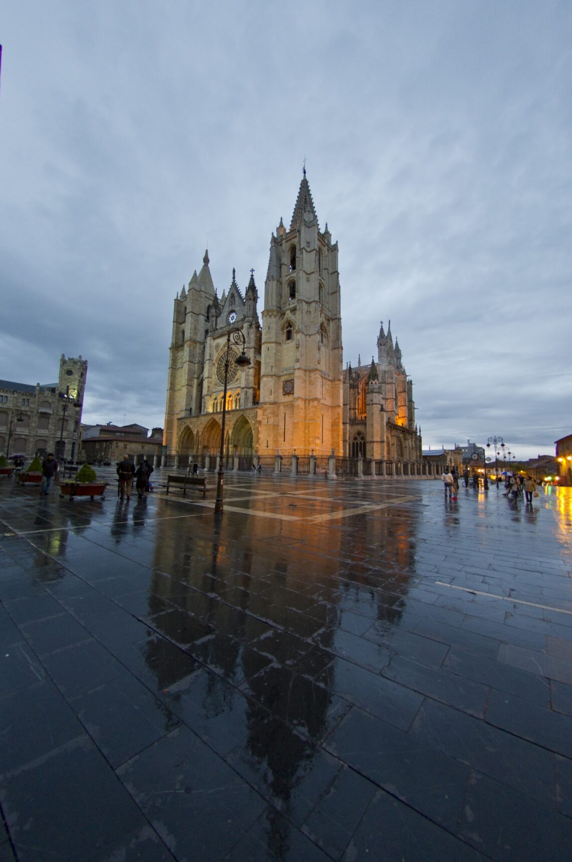 Catedral de León desde el final de la calle Ancha