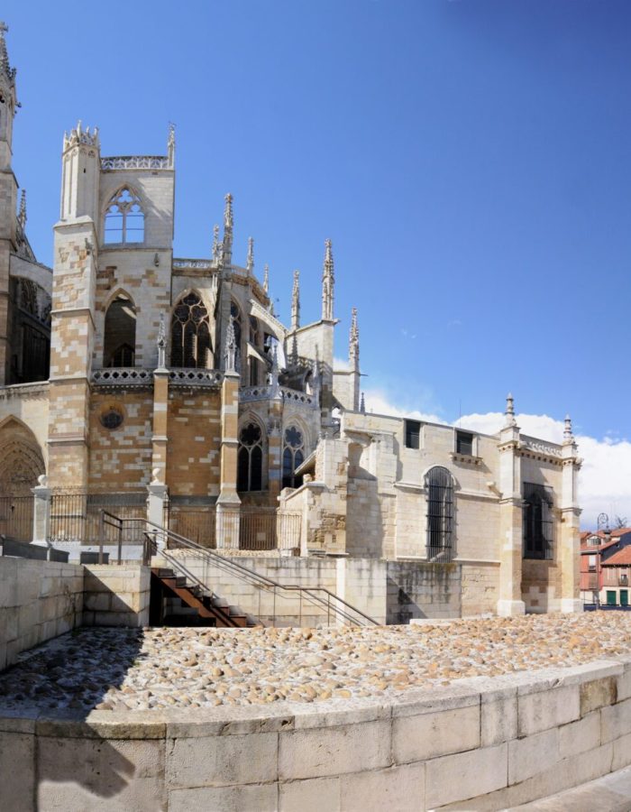 Vista trasera de la Catedral de León desde plaza Puerta del Obispo