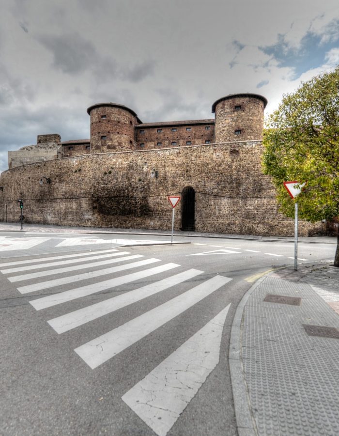 Vista del Arco de la Cárcel desde la plaza del Espolón