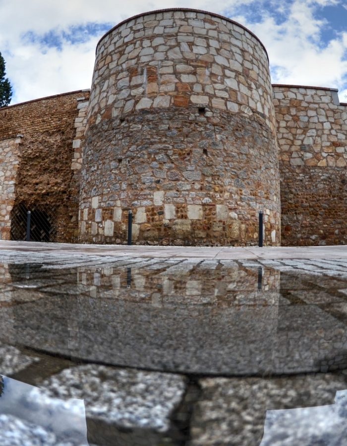 Reflejo de la muralla Romana en la avenida de los Cubos