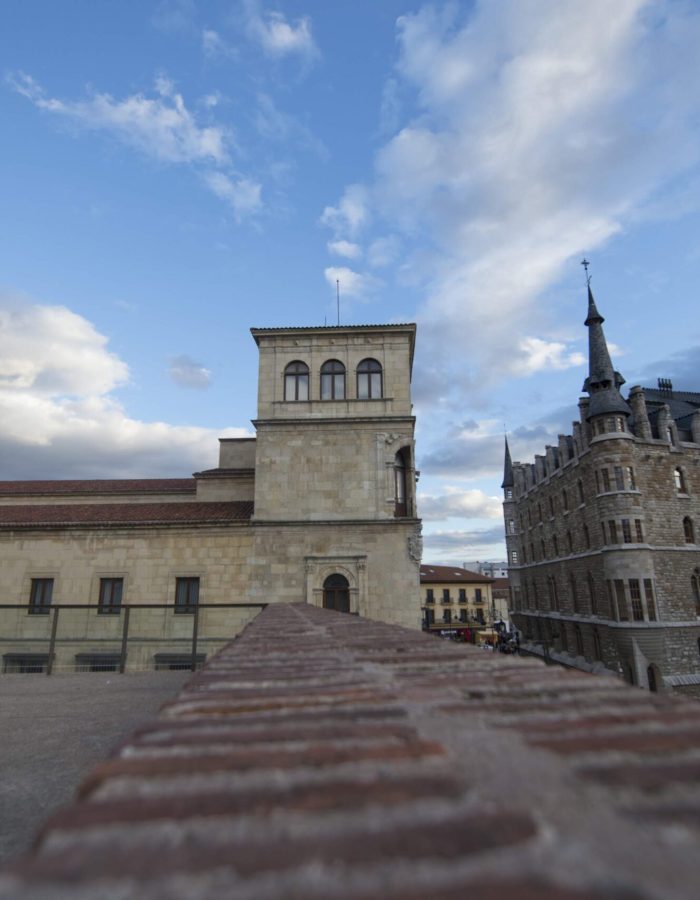 Plaza de Guzmán y Botines desde alto de la muralla del parque del Cid