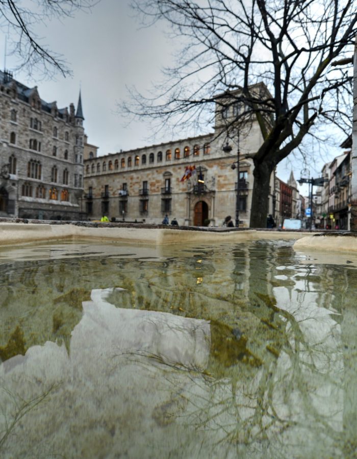 Botines y Palacio de los Guzmanes desde la fuente de San Marcelo