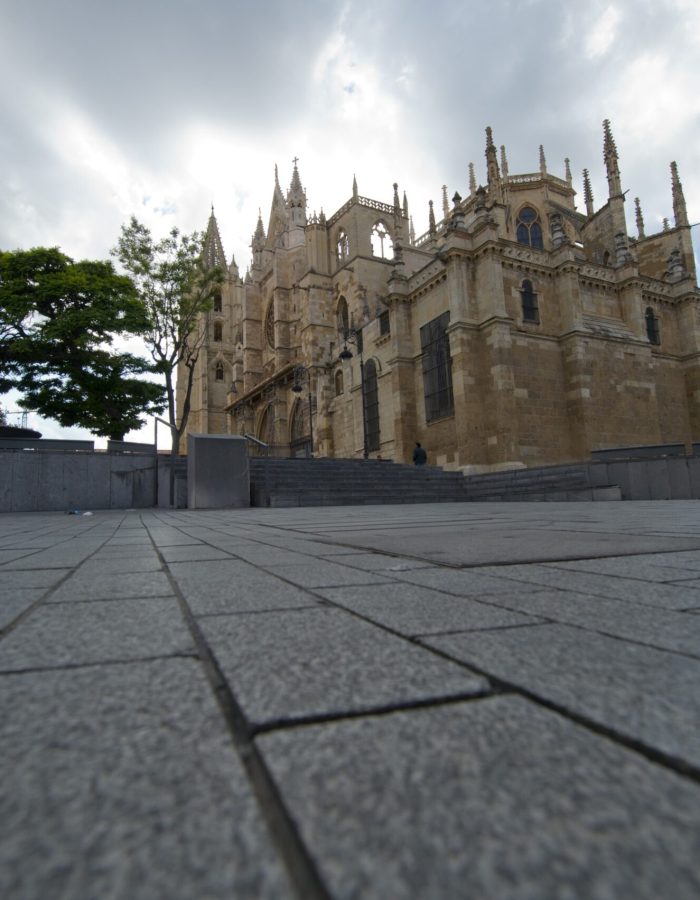 Vista trasera dela catedral de león y las escaleras de la plaza Puerta del Obispo
