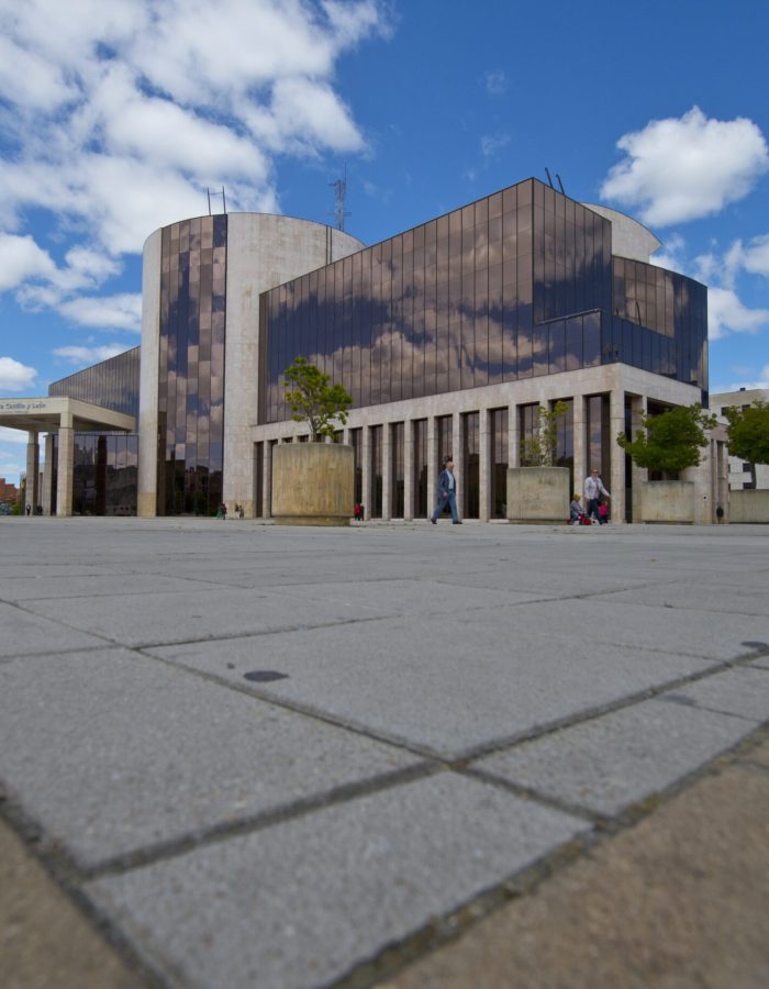 Explanada del edificio de la  Junta de Castilla y León