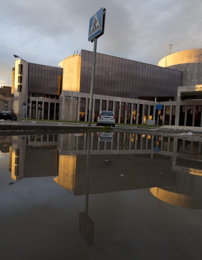 Edificio de la Junta reflejado