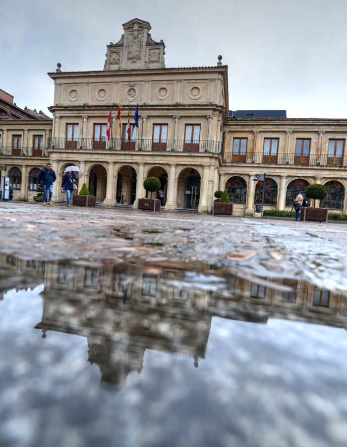 Ayuntamiento de León de la plaza de las Palomas desde las jardineras desde el centro de la plaza