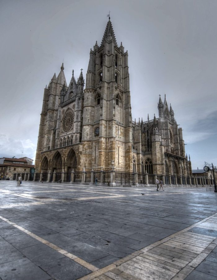 Vista de la catedral de León desde lateral de la plaza de la Virgen de Regla