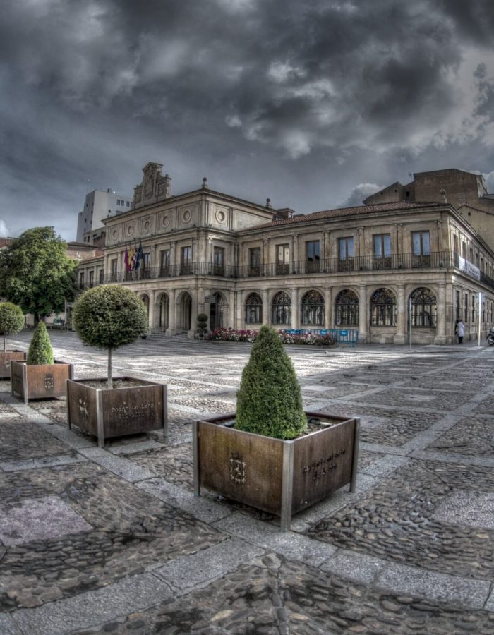 Ayuntamiento de León de la plaza de las Palomas desde las jardineras