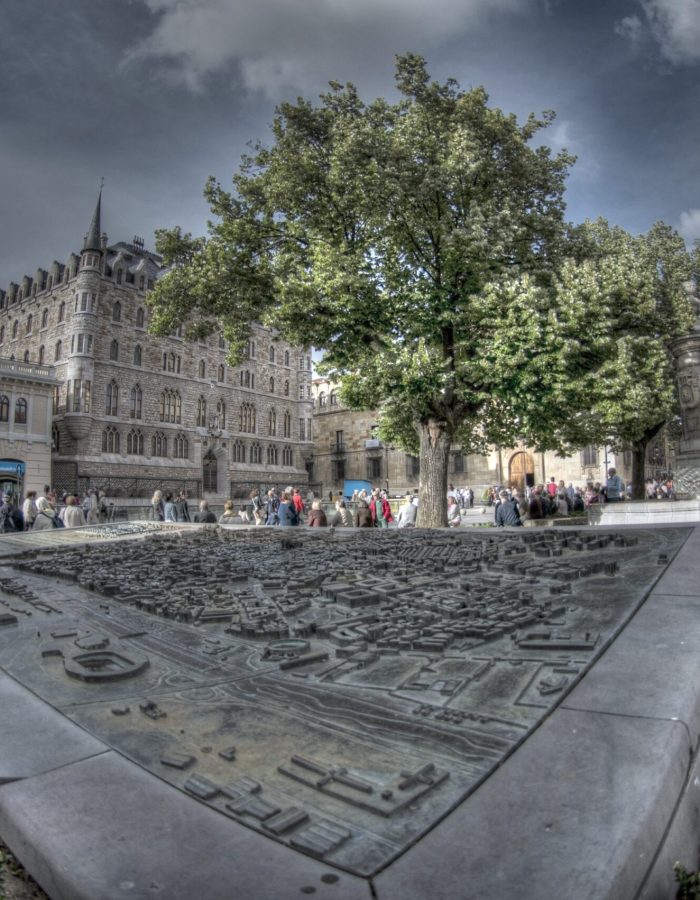 Botines desde la escultura ciudad de León