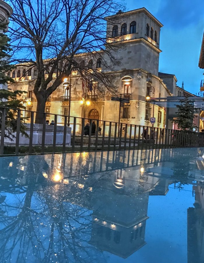 Reflejo frente del palacio de los Guzmanes