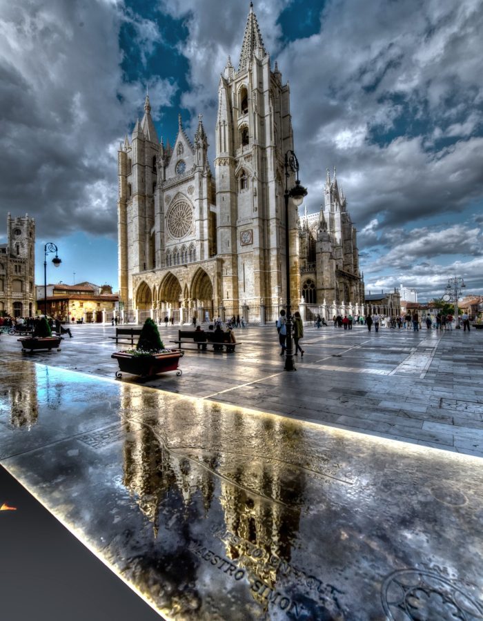 Reflejo de la Catedral de León en la encimera de bronce de la plaza