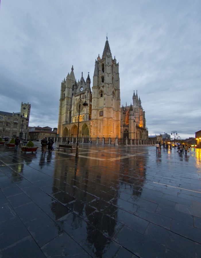 Catedral de León desde el final de la calle Ancha