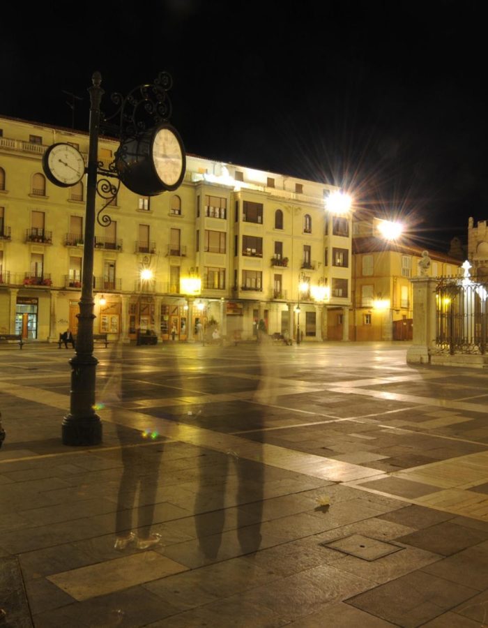 Vista de la Catedral de León desde la escultura de la plaza